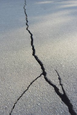 gri asfalt yol uzun bir boşlukta