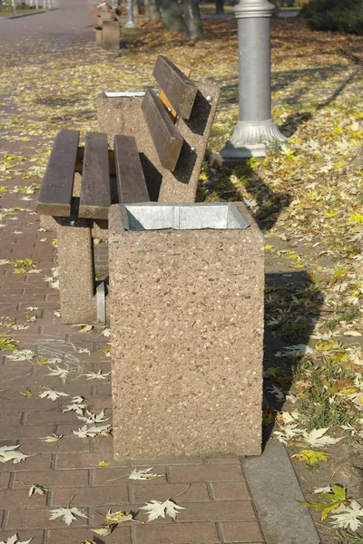 現代のゴミ箱の横にある通りのベンチ — ストック写真