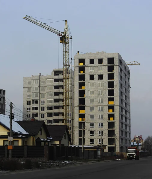 Bouwen Van Een Huis Tegen Een Blauwe Hemel — Stockfoto