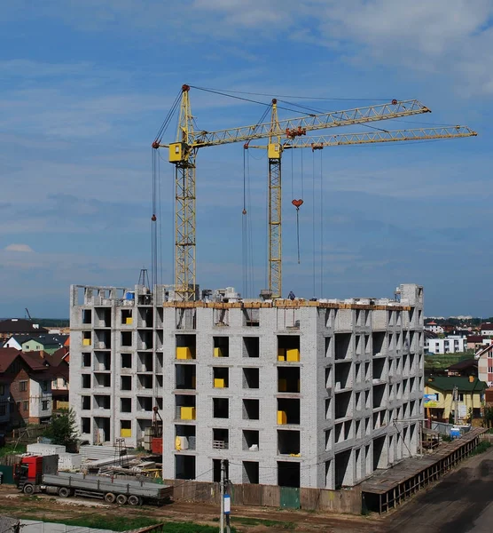 Bouwen Van Een Huis Tegen Een Blauwe Hemel — Stockfoto