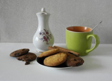 Kupası ve pot kahve ve kahve çekirdekleri, tarçın, üzerinde beyaz izole ile tanımlama.