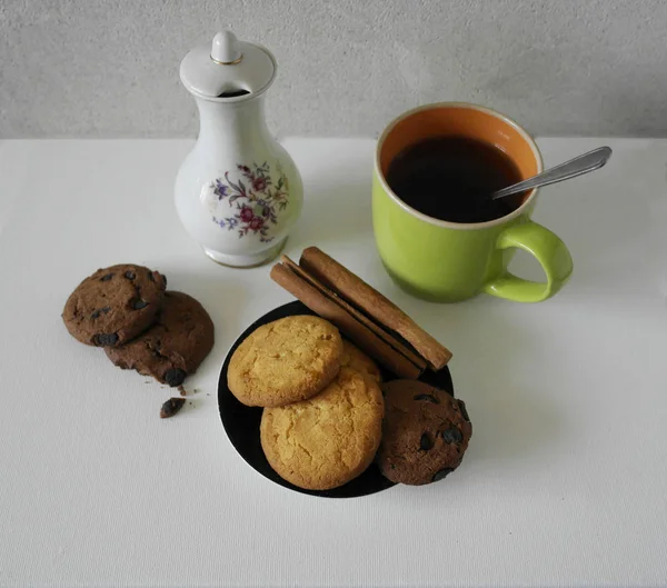 Cup Pot Van Koffie Koffiebonen Koekjes Met Kaneel Geïsoleerd Wit — Stockfoto