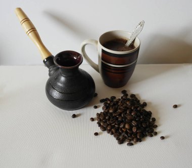 fincan ve pot kahve ve kahve çekirdekleri, üzerinde beyaz izole