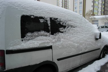 Kötü hava, beyaz araba yeni evlerin zemin üzerine kar ile kaplı