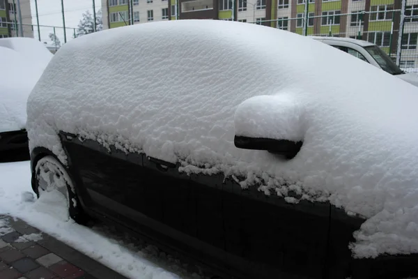 Špatné Počasí Černé Auto Sněhem Pozadí Nové Domovy — Stock fotografie