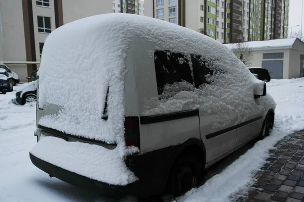 Dåligt Väder Vit Bil Täckt Med Snö Bakgrunden Nya Bostäder — Stockfoto