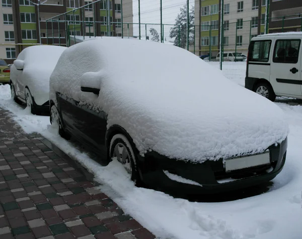 Špatné Počasí Černé Auto Sněhem Pozadí Nové Domovy — Stock fotografie