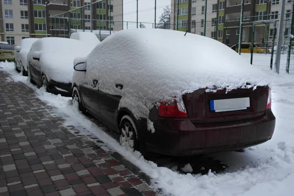 Špatné Počasí Bílé Auto Sněhem Pozadí Nové Domovy — Stock fotografie