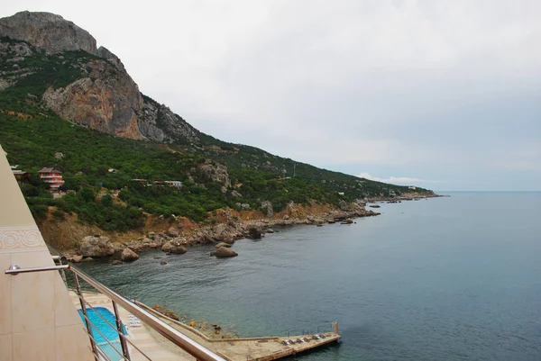 Ακτή Παραλία Φτιαγμένα Από Πέτρα Φόντο Μπλε Του Ουρανού Crimea — Φωτογραφία Αρχείου