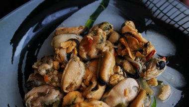 Deniz ürünleri. Buğulanmış midye meze ile serpin  .