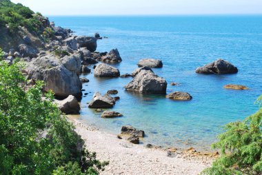 Yalı, taş, mavi gökyüzü arka plan üzerinde plaj yapılmış. Crimea.Black deniz
