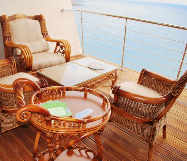 Drie Stoelen Een Tafel Gemaakt Van Wijnstokken Het Hotel Het — Stockfoto