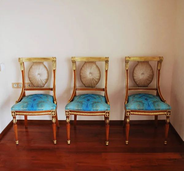 房间的内部 三张原始的椅子 — 图库照片