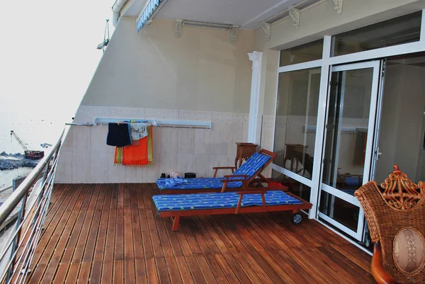 红木酒店内的露台 在大海的背景下 — 图库照片