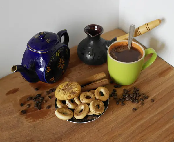 커피와 배경에 테이블에와 쿠키의 — 스톡 사진