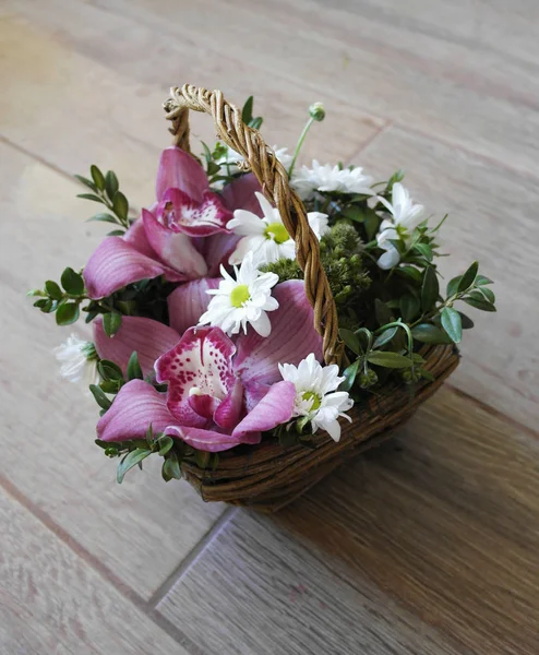 Blumenstrauß Aus Weißen Gänseblümchen Und Rosa Orchideen Einem Weidenkorb — Stockfoto