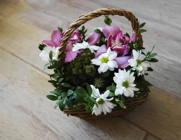 Букет Цветов Белых Маргариток Розовых Орхидей Плетеной Корзине — стоковое фото