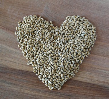 Bir kalp şeklinde buğday taneleri.
