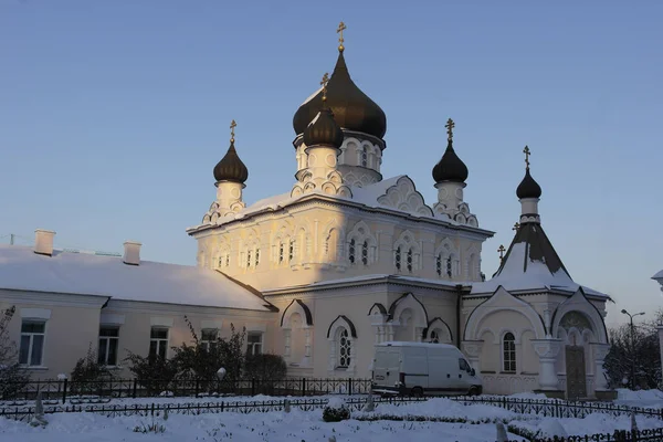 Zimowy Wieczór Jest Cerkiew Złote Kopuły — Zdjęcie stockowe