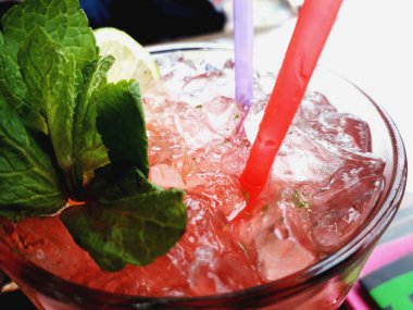 buz küpleri bir içki makroda