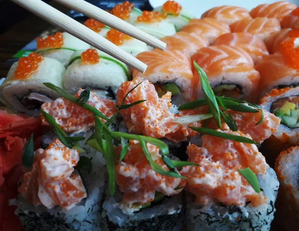 Sushi Rollen Mit Reis Und Rotem Kaviar Sind Makro — Stockfoto