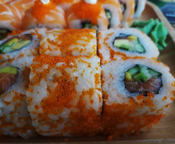 Sushi Rollen Mit Reis Und Rotem Kaviar Sind Makro — Stockfoto