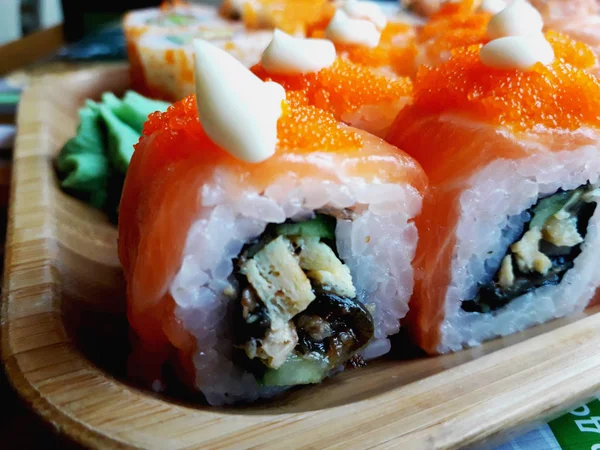 寿司卷的大米和红鱼子酱是宏观的 — 图库照片