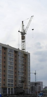 bir çok katlı yanında inşa edilmiş bir ev inşa inşaat