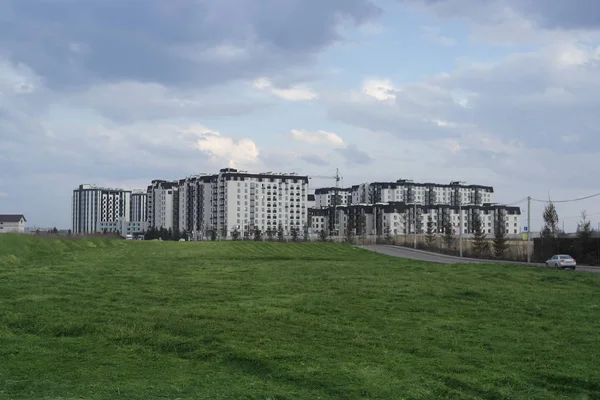 Construção Edifício Vários Andares Lado Uma Casa Construída — Fotografia de Stock