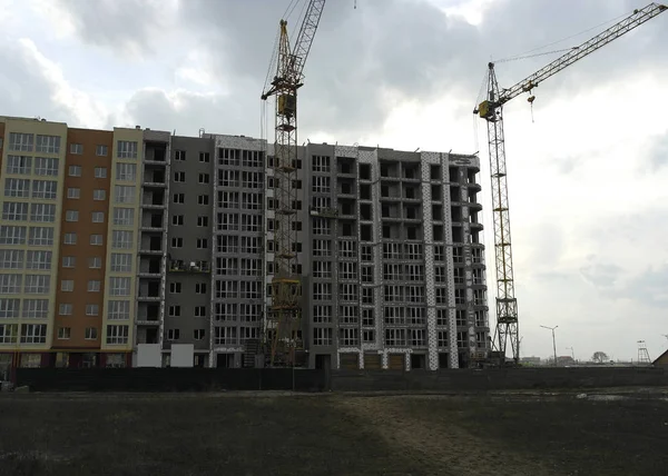 Costruzione Edificio Più Piani Accanto Una Casa Costruita — Foto Stock