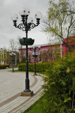 Eski tarzda parkta Fenerler.