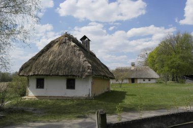 Eski Ukrayna evi. On dokuzuncu yüzyılın Ukrayna kulübesi. Bahar manzarası, çiçek açan ağaçlar. Pirogovo köyü.