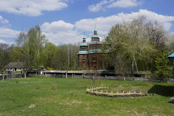 Vesnice Pirogovo Ukrajinský Dřevěný Kostel Devatenáctého Století Jarní Krajina Kvetoucí — Stock fotografie