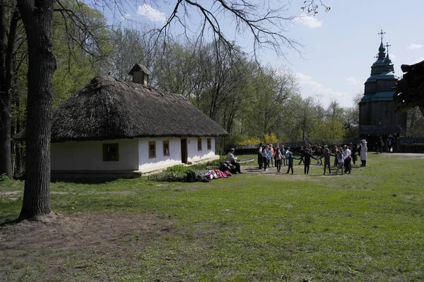 2019 ピロゴヴォウクライナの村 古いウクライナの家 19世紀のウクライナの小屋 春の風景 咲く木々 ピロゴヴォ村 — ストック写真