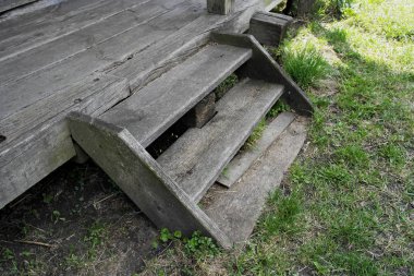 Eski ahşap basamaklar. Köy Pirogovo.