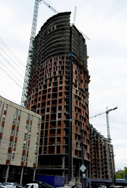 自下而上在天空背景中建造摩天大楼 — 图库照片