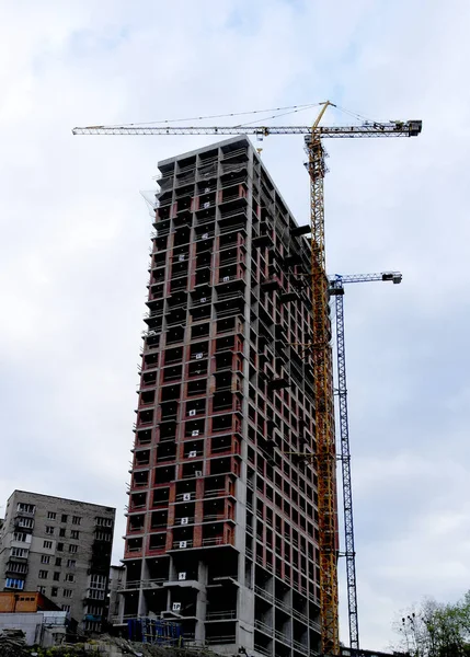 Bouw Van Een Wolkenkrabber Achtergrond Van Hemel Van Onder Naar — Stockfoto