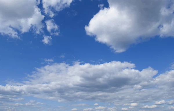 青い空に白い雲 — ストック写真