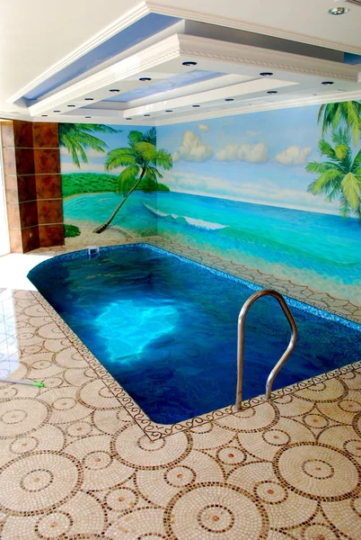 内泳池 墙上有艺术绘画 棕榈树和海洋 — 图库照片