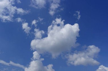 Beyaz bulut mavi gökyüzü.