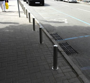 metal sütunlar, insanlar için patika üzerinde arabalara karşı.
