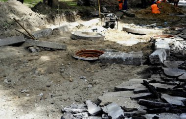   Yolun yaya tarafında onarım çalışmaları, asfalt kaplama değişimi.