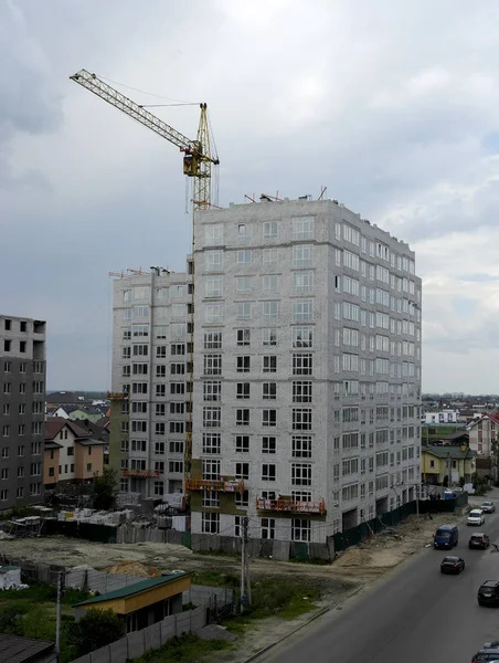 Budowa Wieżowego Budynku Oknami Tworzywa Sztucznego — Zdjęcie stockowe