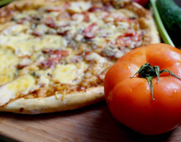 Napowietrznych Zdjęcie Pizza Pepperoni Pomidorkami Cherry Mozzarellini Ser Strzał Góry — Zdjęcie stockowe