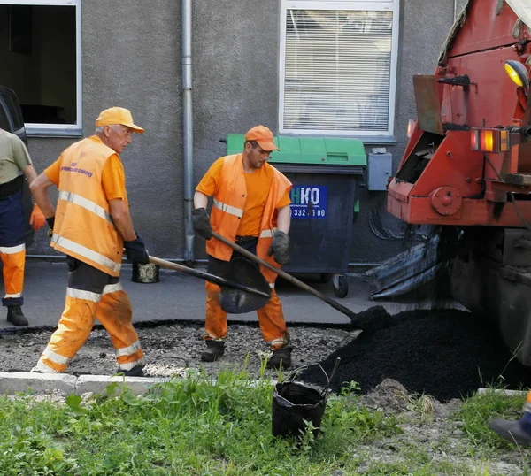 2019 Kiev Ukraine Laying Asphalt Covering Pit Rubble Workers Carry — Stock Photo, Image