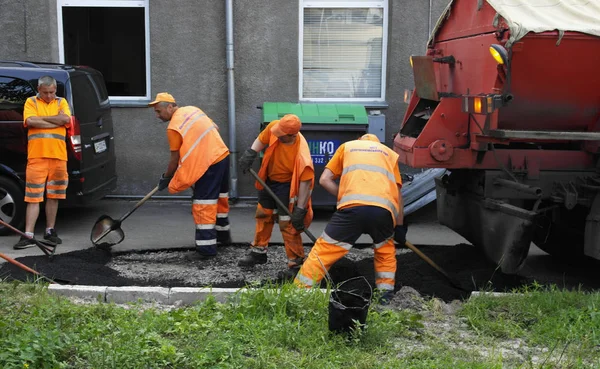 2019 Kijów Ukraina Układanie Asfaltu Obejmujące Pit Gruzu Pracownicy Wykonują — Zdjęcie stockowe