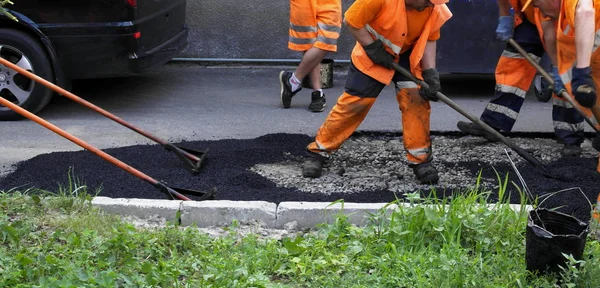 Laying Asphalt Covering Pit Rubble Workers Carry Shovels Hot Asphalt — Stock Photo, Image