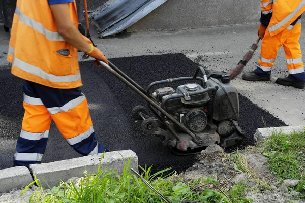 Plattenverdichter Asphaltverlegung Asphalt Auf Den Schutt Legen Die Grube Bedecken — Stockfoto