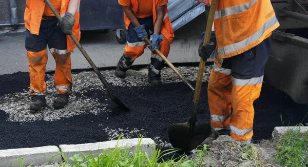 Deitado Asfalto Cobrindo Poço Sobre Escombros Trabalhadores Carregam Pás Asphalt — Fotografia de Stock