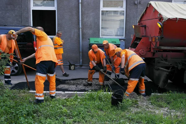 2019 Kiev Ukraine Laying Asphalt Covering Pit Rubble Workers Carry — Stock Photo, Image